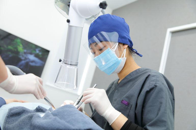 日本口腔外科学会認定医の院長による治療